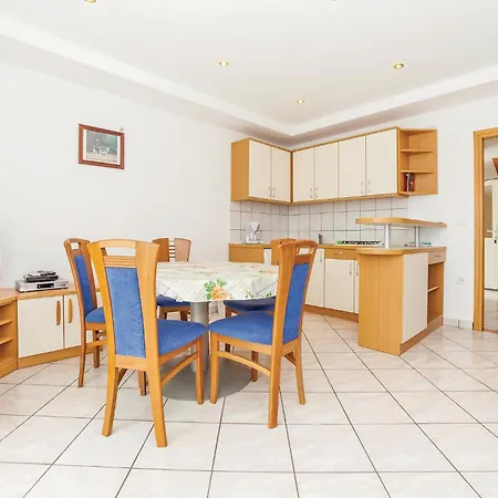 Amazing In With Swimming Pool Apartman